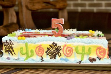 Beş yaşındaki bir çocuk için çocuk pastası. Doğum günün kutlu olsun.