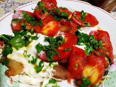 Yağda yumurta, pastırma, kırmızı domates ve taze maydanoz.