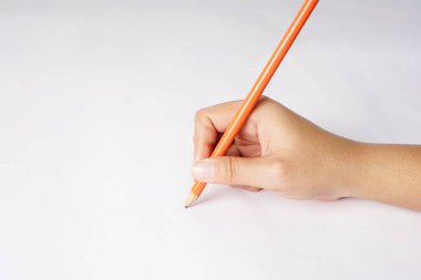  Bir el, arkasında beyaz bir arka plan olan turuncu bir kalemi kavrar.