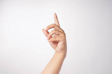 Bir el, işaret parmağıyla beyaz arkaplanı işaret eder
