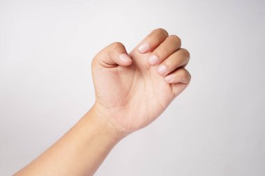 Görüntü, beyaz arkaplanda sıkılmış bir yumruğu gösterir