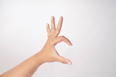 Bir el beyaz arka plana karşı üç parmak kaldırıyor.