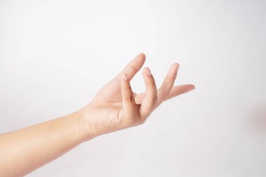 Resim, avuçlar yukarı doğru beyaz bir arkaplan üzerinde açık tutulan elleri gösteriyor