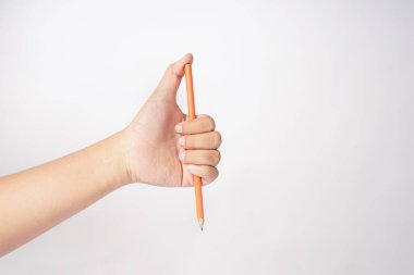 Resim, beyaz arka planda turuncu bir kalemi tutan bir eli gösteriyor.