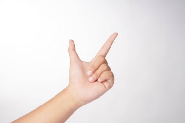 İşaret parmağı uzatılmış bir el beyaz bir arkaplan önünde poz verir