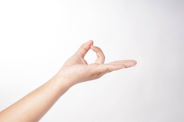 Bir el beyaz bir arkaplan önünde üç parmağıyla poz verir.