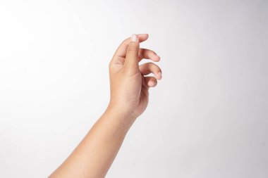 Bir çift el beyaz bir arkaplan önünde yana doğru açılır.