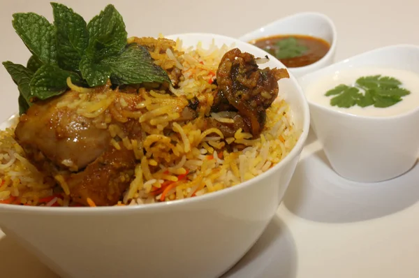 Otantik Hyderabadi Tavuk Biryani.