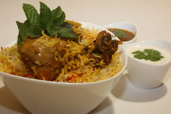Otantik Hyderabadi Tavuk Biryani.