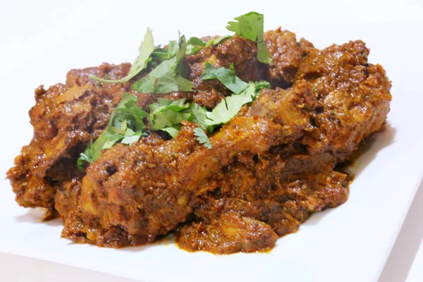 Baharatlı körili tavuk, kemikli.