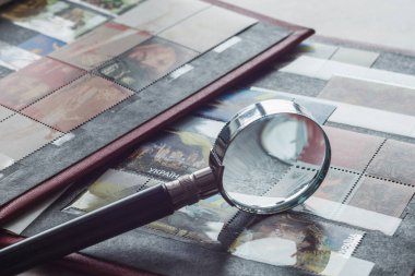 Albüm pulları ve büyüteçle dolu bir hayat. Ukrayna pulları.