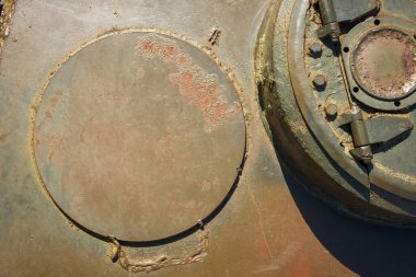 Eski tankın tasarım elemanları ve detayları. Askeri yeşil kamuflaj metal arka planı.