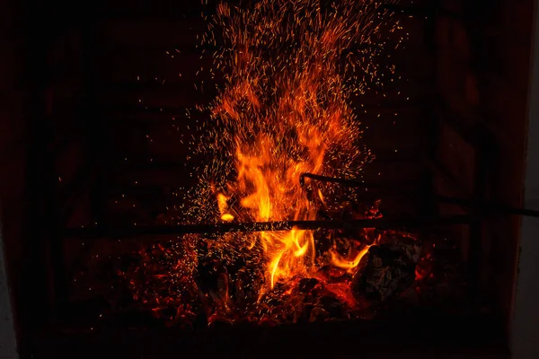 火焰和火花在壁炉里 长期暴露 火的质感 — 图库照片