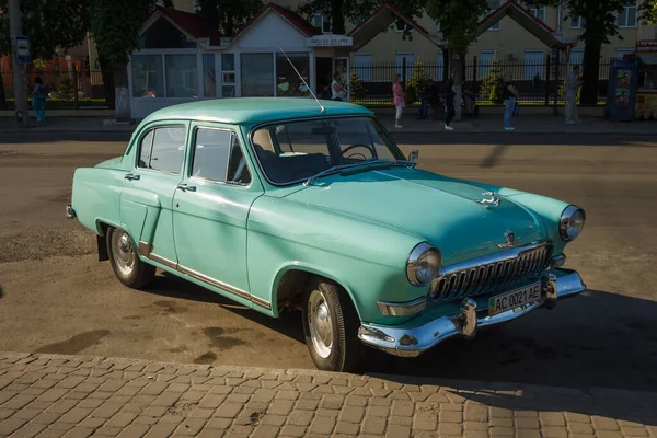 ルツク ウクライナ 2018年4月30日 青い車が通りに駐車されています 旧ソ連車ガズ21ボルガ — ストック写真