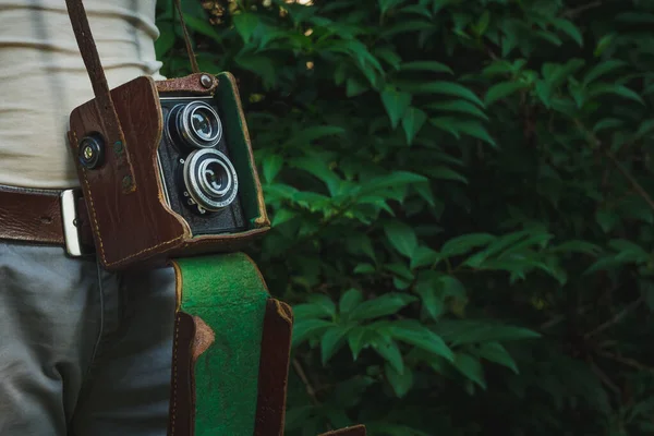 Fotograaf Met Vintage Camera Groene Achtergrond Kopieerruimte — Stockfoto