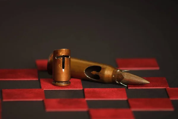 由弹壳 54毫米和7 39毫米口径 制成的手工制作的棋子 国际象棋游戏 帕文赢得了对国王的胜利 黑暗的背景2 油田深度小 — 图库照片