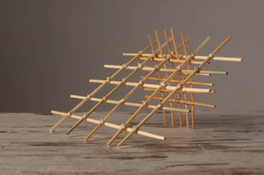 Gri arka planda saman heykeller. Dekorasyon. Hatıra..