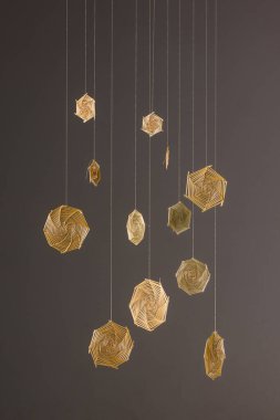 Gri arka planda saman heykeller. Dekorasyon. Hatıra..