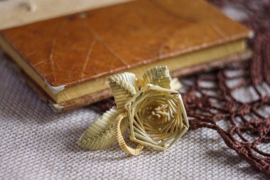 Samandan yapılmış yaka çiçeği. Kırsal yaka çiçeği. Saman ürünleri. Yüzeyin derinliği (DOF).