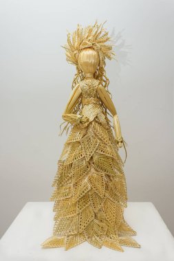 Antropomorfik oyuncak (oyuncak) samandan yapılır. Hasır ürünler.