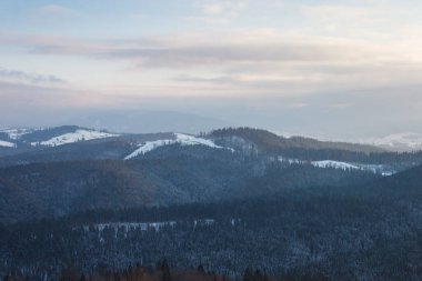 Akşam dağlarda. Karpatlar.