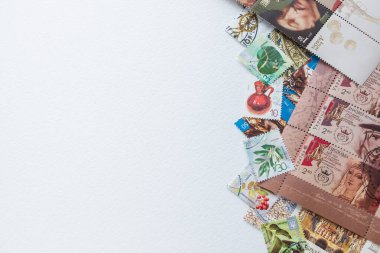 Beyaz arka plana saçılmış pulların bileşimi. Ukrayna pulları. Boşluğu kopyala.