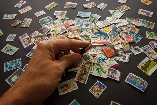 Samenstelling Van Stempels Vergrootglas Een Donkere Achtergrond Oekraïense Postzegels — Stockfoto