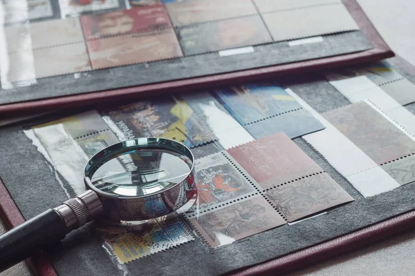 Stilleven Met Postzegels Een Album Vergrootglas Oekraïense Postzegels — Stockfoto