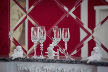 Şöminede iki kadeh şampanya..