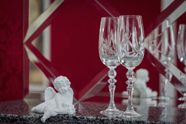 Şöminede iki bardak var. Restoran.