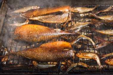 Uskumru sıcak tütsülenmiş tarafından pişirilir. Yakın plan..
