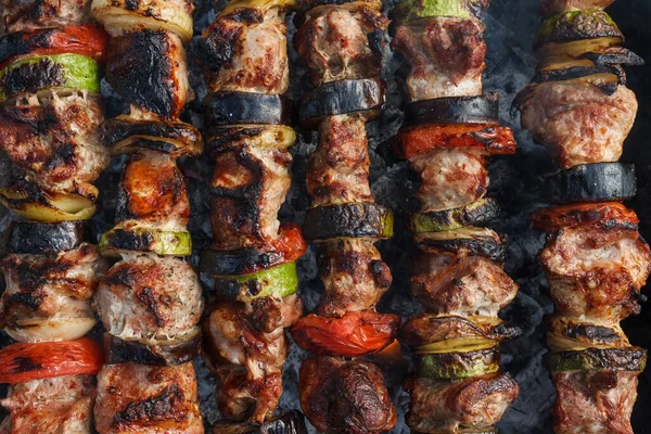 Fleischstücke Und Verschiedene Gemüsesorten Werden Zum Kochen Auf Einem Grill — Stockfoto