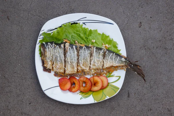 Gebackene Makrele Mit Grünem Salat Und Früchten Nahaufnahme Blick Von — Stockfoto