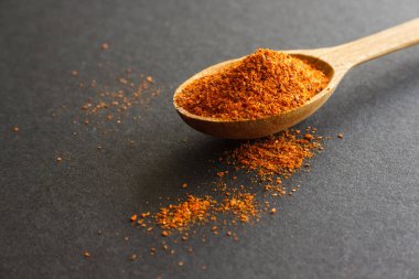 Acı biberli ahşap kaşık. Koyu arkaplan.