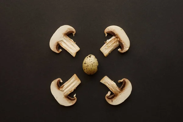 Quattro Fette Finemente Tritate Champignons Uova Quaglia Concetto Culinario Sfondo — Foto Stock