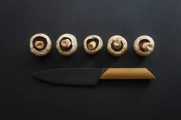 Küchenmesser Und Gehackte Shamipions Kulinarisches Konzept Dunkler Hintergrund — Stockfoto