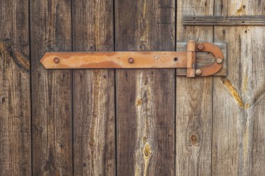 Boyanmış kapı garaj kapısına dayanıyor. Eski tahta tahtalar. Arkaplan. 