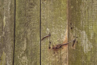 Çürük kapıların metal sürgüsü. Arkaplan.