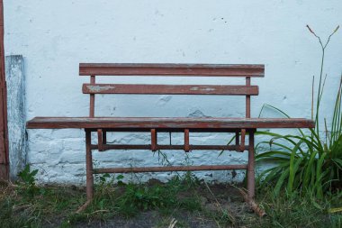 Beyaz baraka duvarının yanındaki eski bank. Kırsal bölge.