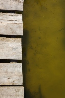 Suyun arka planında eski bir ahşap iskelenin parçası. Uzayı kopyala Arkaplan.