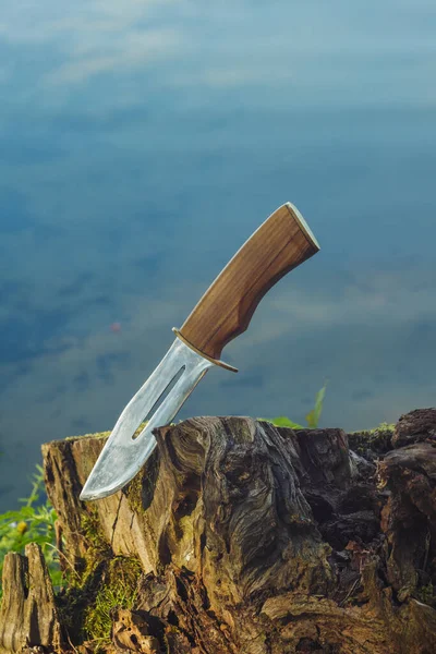 Couteau Chasse Avec Manche Bois Sur Fond Eau — Photo