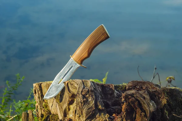 Coltello Caccia Con Manico Legno Sullo Sfondo Dell Acqua — Foto Stock