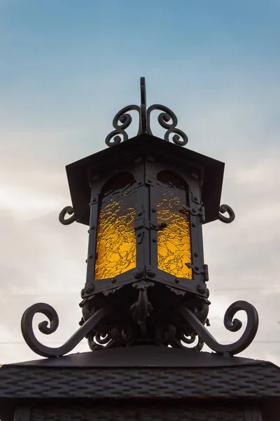 Kovaná Pouliční Lucerna Žlutým Sklem — Stock fotografie