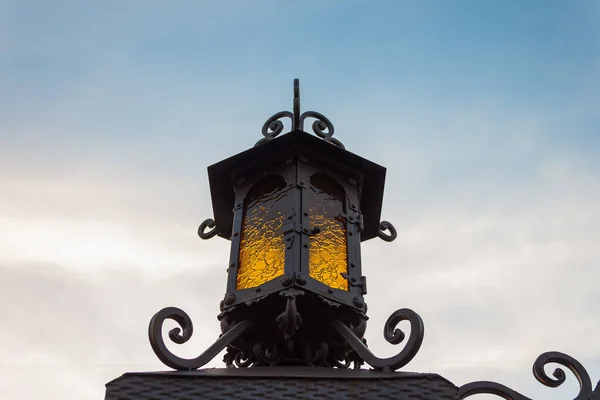 Lanterna Rua Forjada Com Vidro Amarelo — Fotografia de Stock