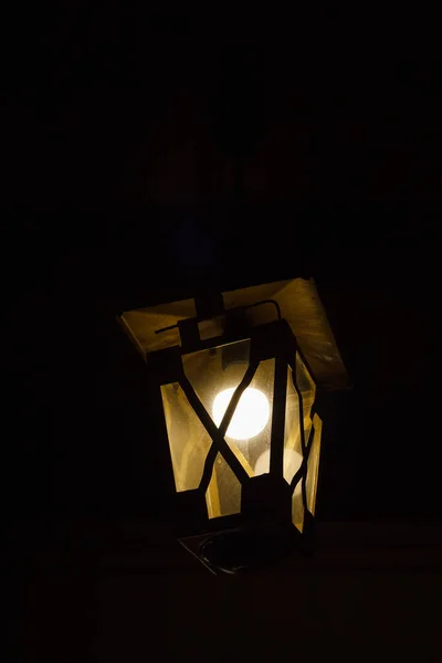 Luz Lanterna Estilizada Retro Fundo Teto Vermelho — Fotografia de Stock