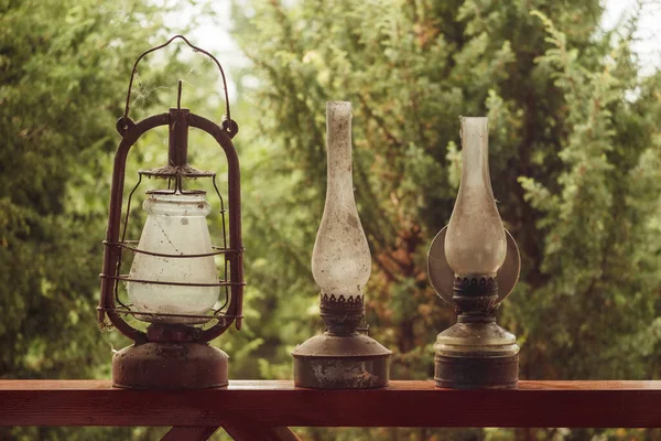 Trois Vieilles Lampes Vintage Différentes Kérosène Sur Fond Vert — Photo