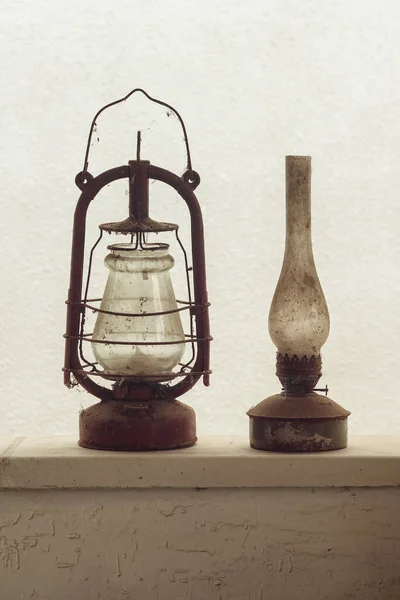 白い壁の背景に2つの異なる古いヴィンテージ灯油ランプ — ストック写真