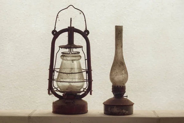 Deux Vieilles Lampes Vintage Différentes Kérosène Sur Fond Mur Blanc — Photo