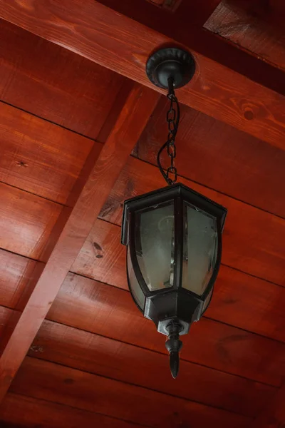 Lanterna Stilizzata Sullo Sfondo Soffitto Rosso — Foto Stock
