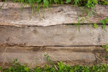Tahta tahtalar çimenlerin üzerinde yatıyor..